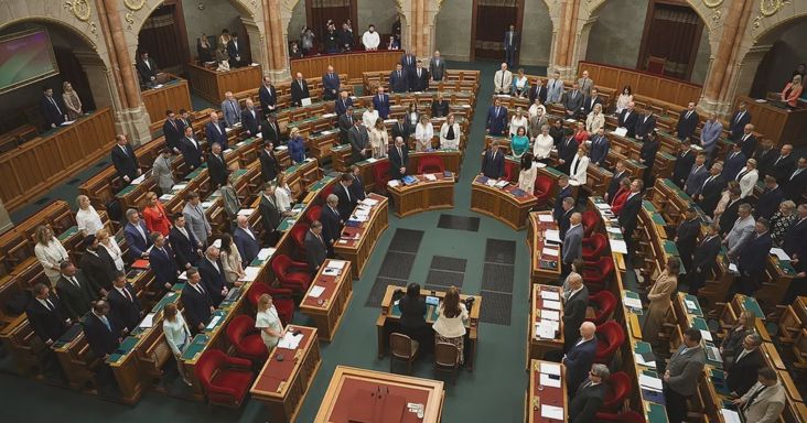 Megszavazta az Országgyűlés az ügynökakták nyilvánosságát