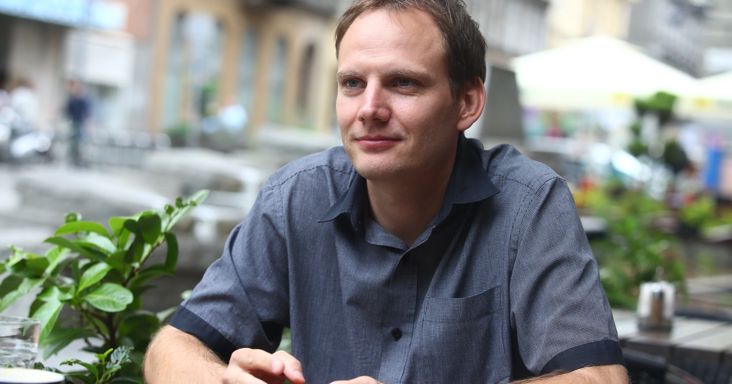 Megjelent Bödőcs Tibor új paródiavideója, de ez más lett, mint a többi: képzeletbeli csodaszert reklámoz