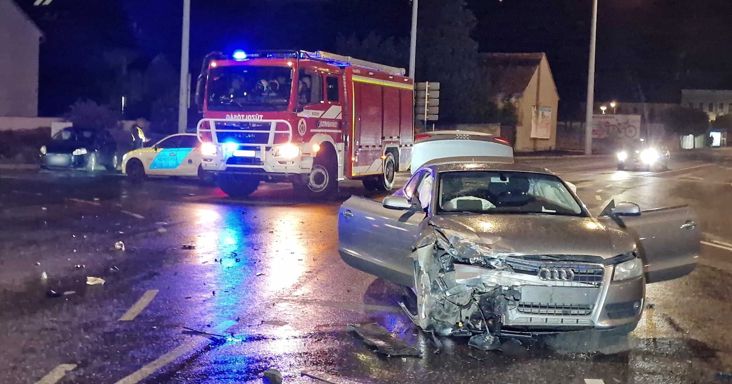 Sárgán villogó jelzőlámpánál kanyarodott egy Fiat egy Audi elé Szombathelyen