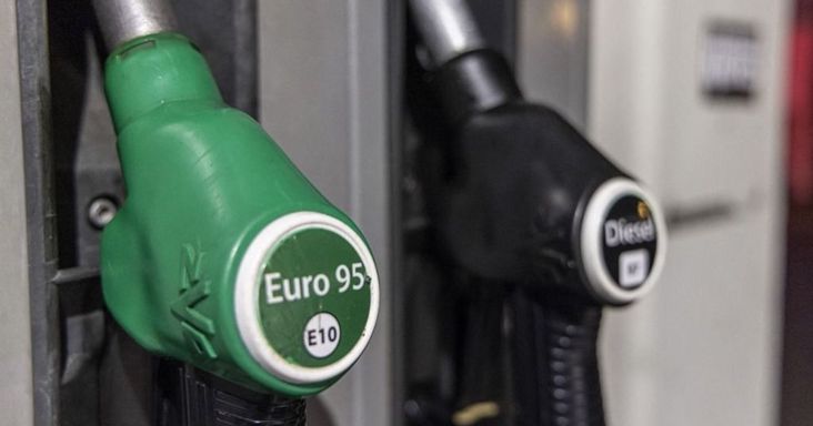 Magyar Péter megüzente a benzines autók tulajdonosainak, ők miért nem kapnak támogatást a Tisza-kormánytól, mint a dízelesek: furcsa magyarázatot adott