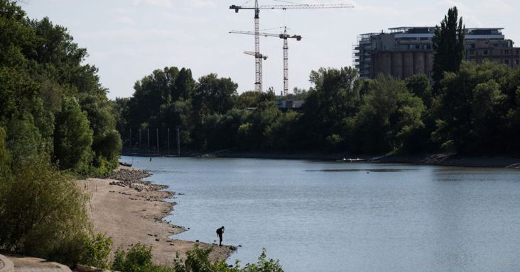 A Dunába menekült a rendőrök elől az autós – csak épp nem tudott úszni