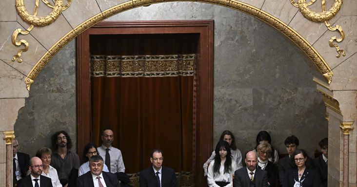 Megszavazta a parlament, alkotmánybíróvá választották a Tisza öt jelöltjét