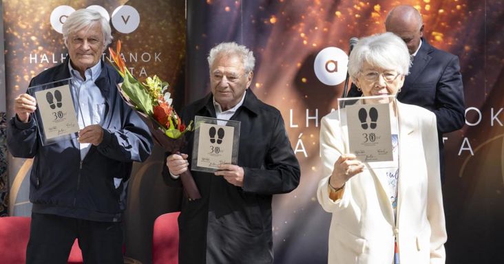Felavatták a Halhatatlanok Társulata nyolc új tagjának lábnyomát Budapesten
