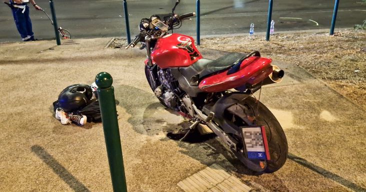 Nem tudni, miért nem ébred fel az édesapa – Egy hónapja szenvedett motorbalesetet a feleségével, két kisgyerek vár segítségre
