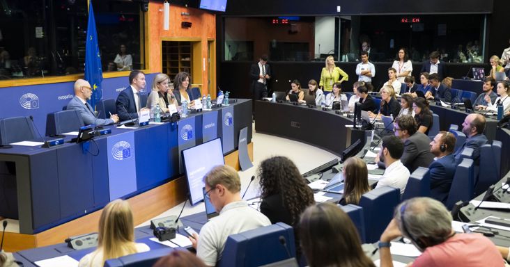 Muresan: Musk, Bezos és Zuckerberg cégeit is megadóztatjuk, mielőtt az európai polgárok forrásait csökkentenénk