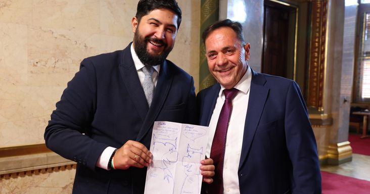 Frédi és Béni-rajzot kaptunk lencsevégre a fideszes képviselőnél a parlamentben, megtudtuk, mi az – a különös megoldás Magyar Péternek szól