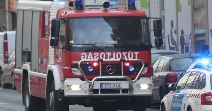 Többször megpördült és tíz métert repült egy autó – Egy kislányt is kimentettek belőle