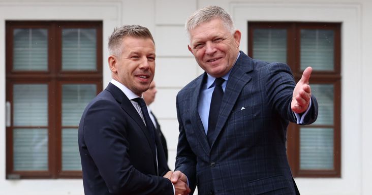 Megérkeztek Pozsonyba a V4-országok vezetői, Magyar Péter már tárgyalóasztalhoz ült