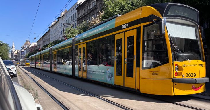 Letartóztathatják a 4-es villamoson szurkáló 18 éves férfit, nem ez volt az első agresszív kirohanása