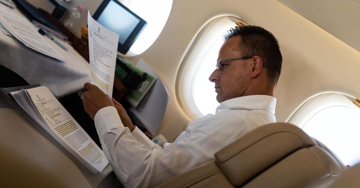 Orbán Anita feljelentést tett Szijjártó Péter magánrepülőzése miatt