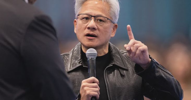 Az Nvidia vezérigazgatója szerint nincs szükség arra, hogy szabályozással lassítsák az MI-fejlesztéseket