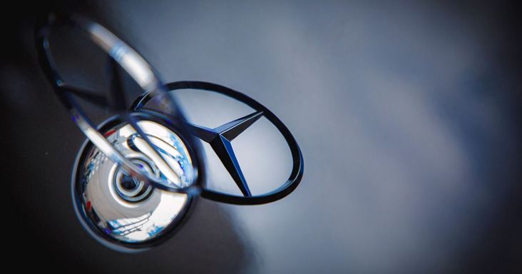 Keményen beleálltak a németek a kecskeméti Mercedesbe: lassan már minden az autógyár hibája – az is gond, hogy 8 héttel többet dolgozik évente a magyar?