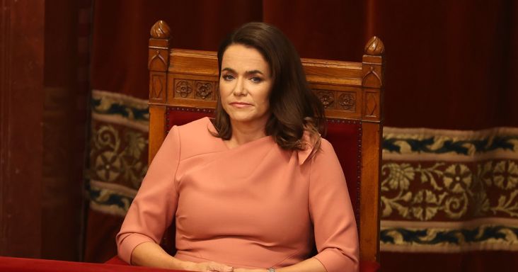 Novák Katalin még fényűzőbb koronázási ajándékot küldött volna III. Károlynak – Újabb pikáns részletek derültek ki a magyar–brit lóbotrányról