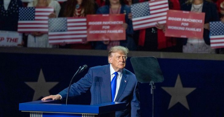 Trump 5000 dolláros ajánlata nem új ötlet, az is kiderült, miből fizetné ki a választóknak
