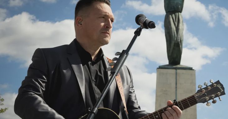 Ákos visszatér