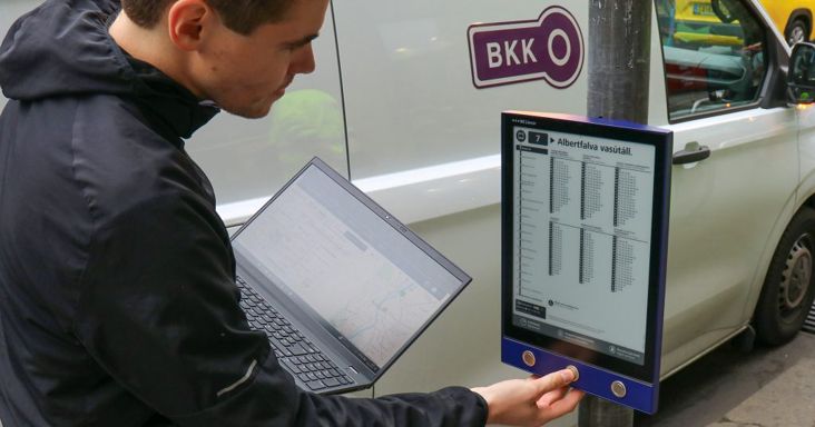 BKK: Papír helyett digitális menetrendtáblákat raknak ki a megállókba