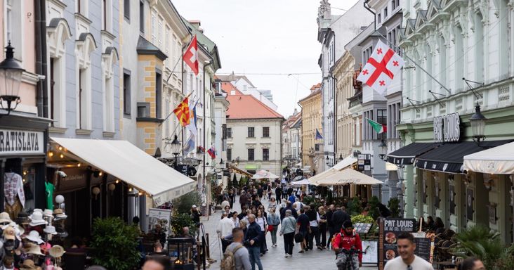 Megkérdeztük a pozsonyiakat, mi a véleményük a magyarokról, Magyar Péterről, meg egyáltalán, a V4-ről – megmondták, továbbadjuk