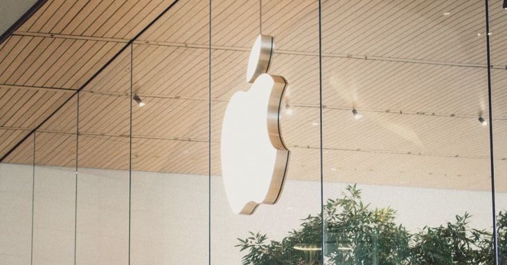 Itt az iPhone Duo, bemutatta első hajlítható telefonját az Apple