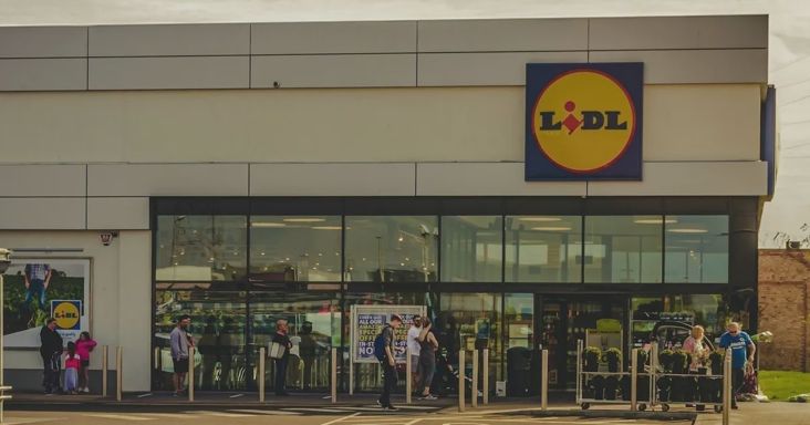 Halálra késeltek egy nőt a Lidlben, ketten teperték le a támadót
